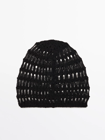 Шапка с крючком и открытым узором