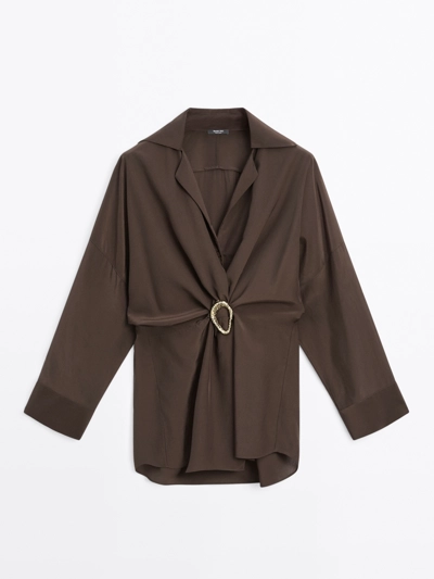 LONG SHIRT WITH BROOCH DETAIL