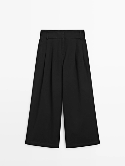 Брюки с вытачками и широкими штанинами