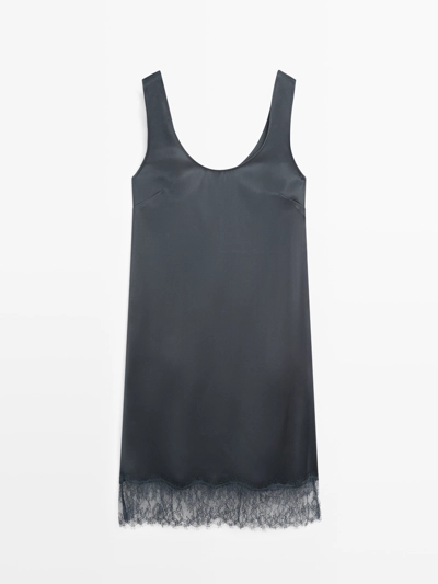 Короткое платье из атласа с летящей тканью