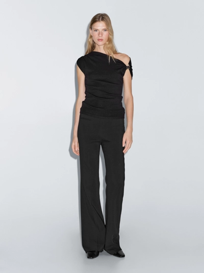 Блузка без рукавов с драпировкой и аппликацией на плече- Заказать в России