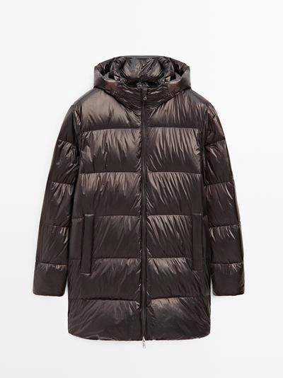 Пуховик с смесовым утеплителем, обладающий водоотталкивающими свойствами