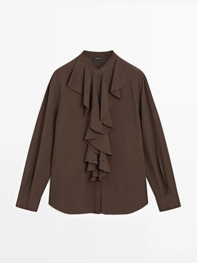 Блузка с оборками и разрезами