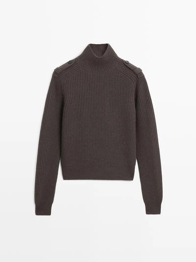 Вязанный свитер с деталями на плечах- Заказать в России