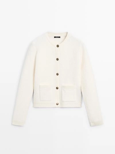 Короткий вязаный кардиган с деталями золотых пуговиц- Заказать в России