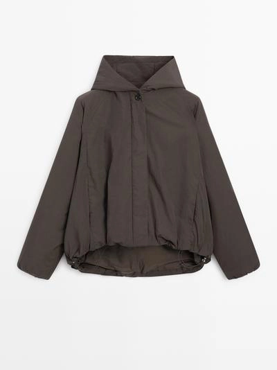 Утепленная куртка-бомбер с капюшоном и водоотталкивающим эффектом