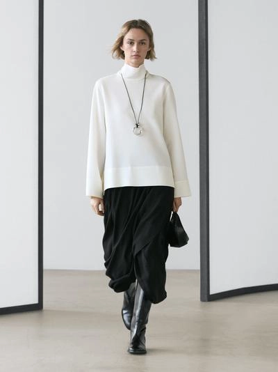 Блузка с высоким воротником и деталями на подоле- Заказать в России