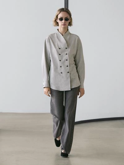 Рубашка с полосатым узором и пуговицами