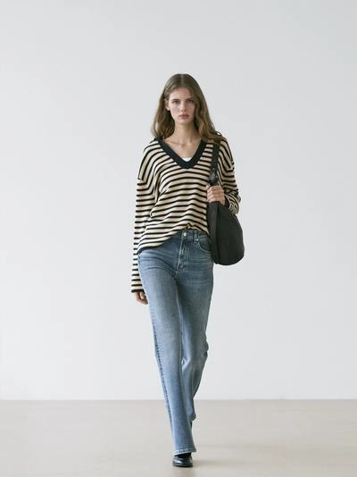 Джинсы с узкими брючинами и расклешенным подолом