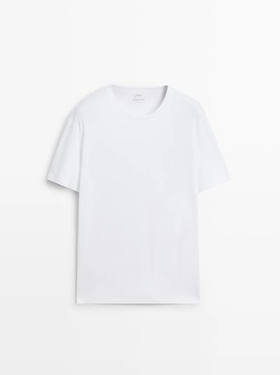 Футболка с коротким рукавом и полосатые брюки для пижамы