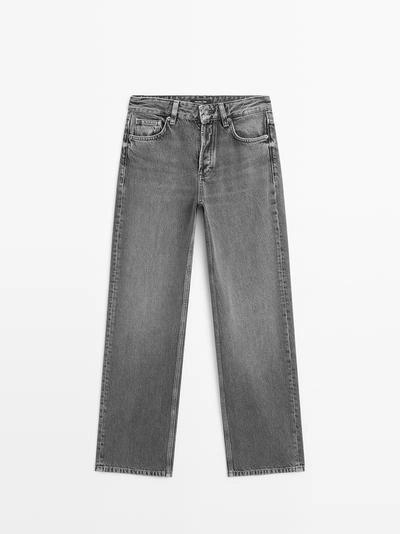 Джинсы с широкими штанинами и средней посадкой