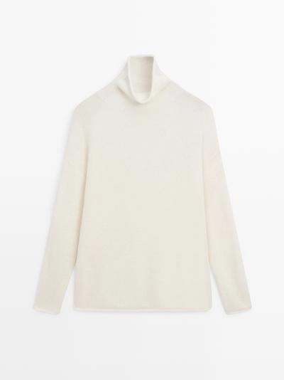 Свитер из шерсти с высоким воротником