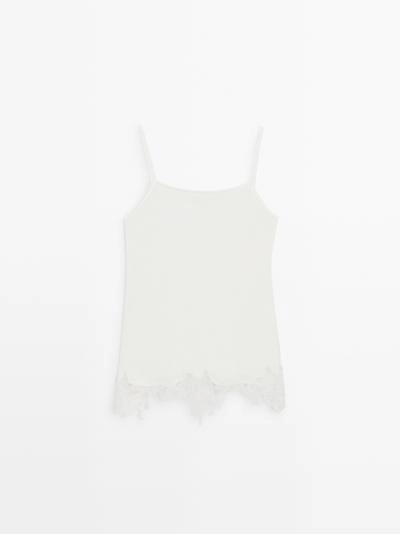 Топ-майка с кружевными деталями