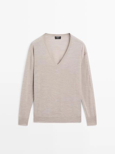 Свитер с V-образным вырезом в оверсайз-стиле