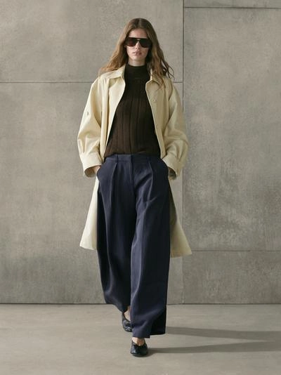 Брюки с плиссированными деталями из плавной ткани- Заказать в России