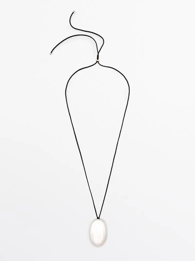 Колье из кожаного шнура с металлическим элементом