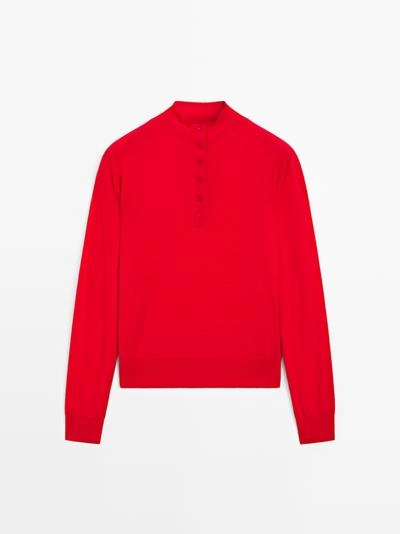 Вязанный свитер с отложным воротником и пуговицами