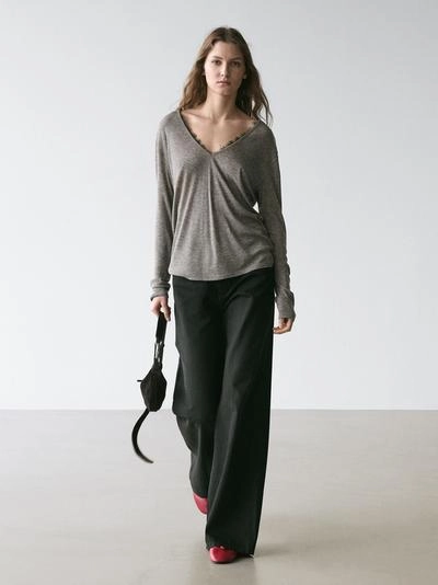 Футболка с V-образным вырезом и деталями из кружева- Заказать в России