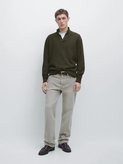 Вязанный свитер с высоким воротником и v-образным вырезом