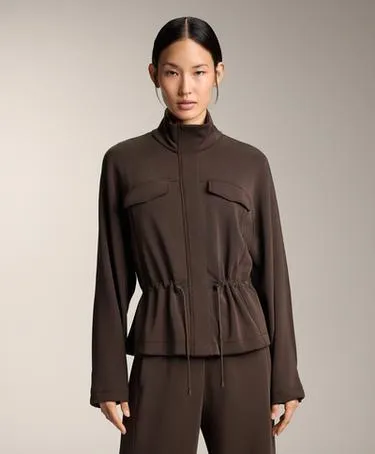 Куртка с карманами и регулируемым поясом из мягкой ткани с модалом- Заказать в России