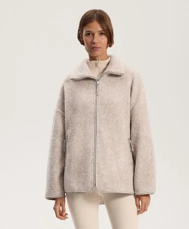 Шуба из искусственного меха с объемными размерами