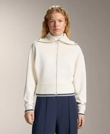 Плащ с трикотажными деталями и отделкой из модала- Заказать в России