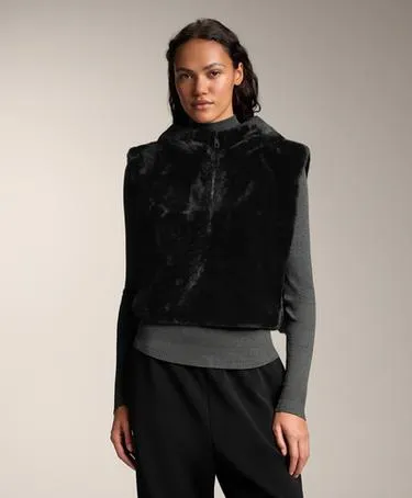 Жилет из искусственного меха с капюшоном