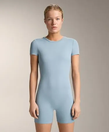 Комфортный комбинезон с открытой спиной короткого покроя COMFORTLUX