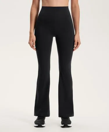 Брюки клеш COMPRESSIVE с завышенной талией и эффектом пуш-ап- Заказать в России