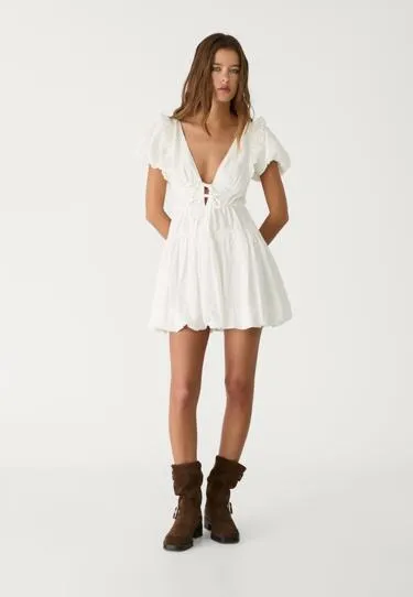 Короткое платье объемного кроя с короткими рукавами- Заказать в России