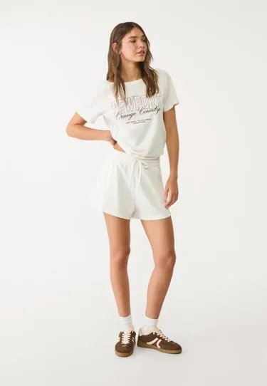 Шорты из мягкой ткани с декоративными швами