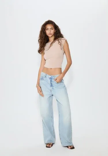 Футболка с открытой спиной и блестящей отделкой