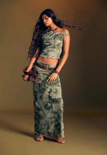 Асимметричная футболка из полупрозрачной ткани с принтом