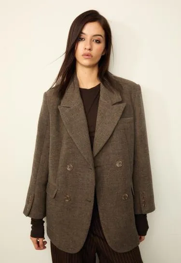 Объемный двубортный пиджак в елочку