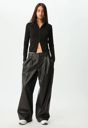 Брюки с защипами из искусственной кожи