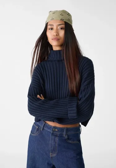 Вязаный свитер с высоким воротом