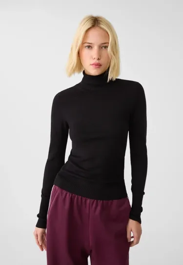 Трикотажный свитер с высоким воротом
