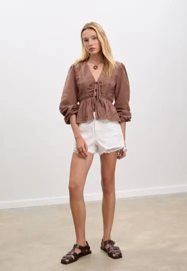 Легкая блузка с вышивкой и узлом