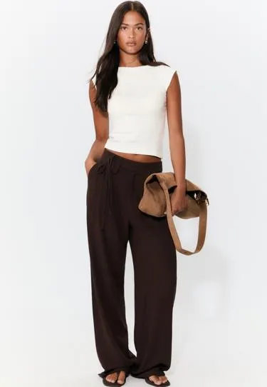 Базовая футболка с лодочным вырезом- Заказать в России