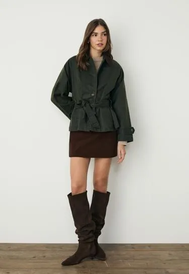 Короткий тренч с вощеным покрытием и поясом- Заказать в России
