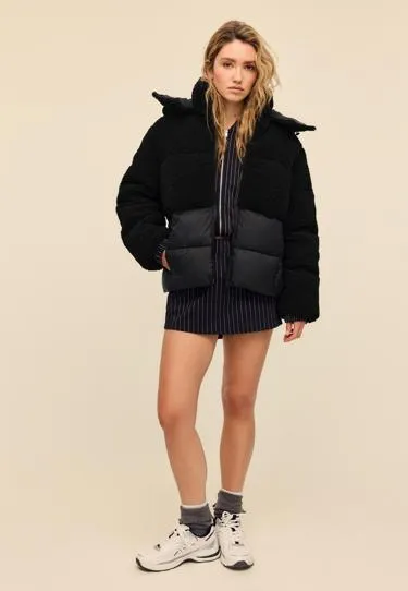 Стеганое комбинированное пальто с отделкой под овчину- Заказать в России