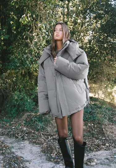 Объемная стеганая куртка с капюшоном- Заказать в России
