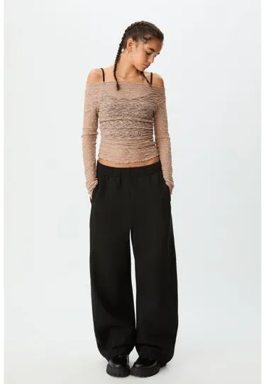 Футболка с драпировкой и кружевом