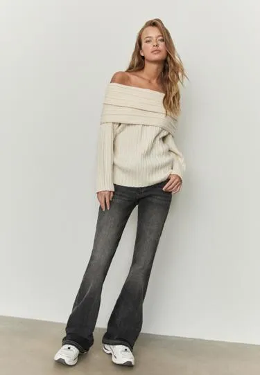 Асимметричный свитер в рубчик с открытыми плечами
