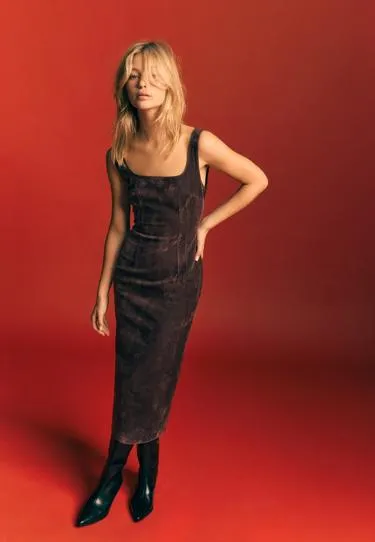 Облегающее бархатное платье миди