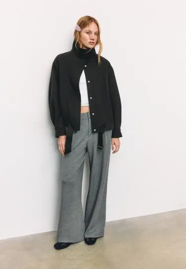 Объемная куртка-бомбер из мягкой ткани- Заказать в России