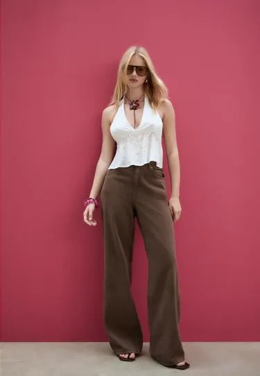 Легкий топ с горловиной халтер и блестящей отделкой