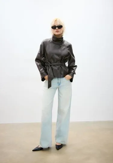 Тренч из искусственной кожи с высоким воротником- Заказать в России