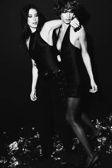 Короткое платье с вырезом на шее и бахромой