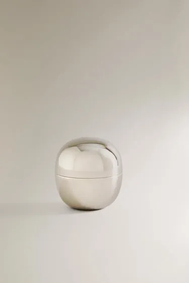 Маленькая круглая металлическая коробка